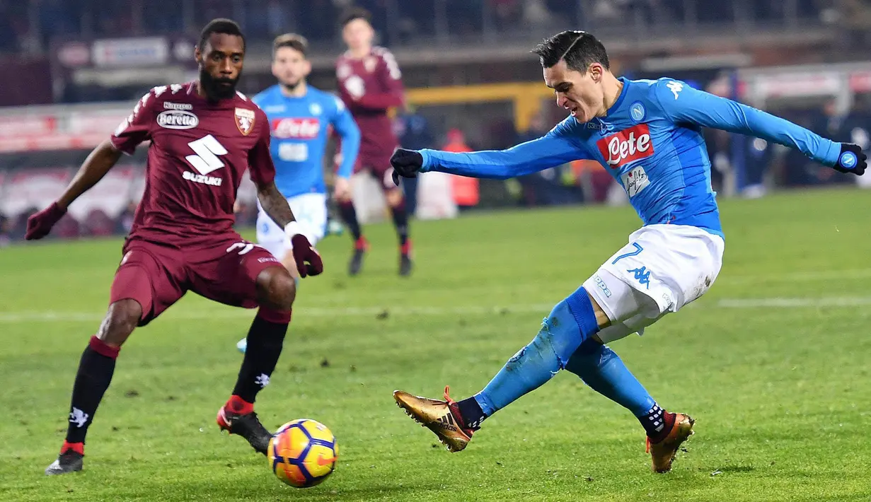 Striker Napoli, Jose' Callejon, melepaskan tendangan ke gawang Torino pada laga Serie A di Stadion Olimpico Grande Torino, Sabtu (16/12/2017). Napoli menang 3-1 atas Torino. (AP/Alessandro Di Marco)