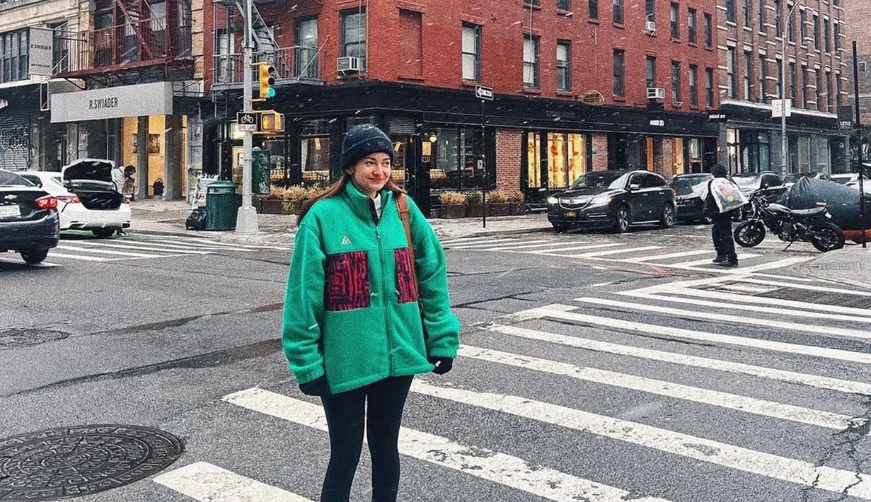 Rekan kerja Hesti, Desta dan Vincent ini memang memiliki sisi positif yang membuat humorisnya mudah untuk dirasakan banyak orang. Seperti Enzy yang terlihat bahagia ketika berada di jalanan New York. Foto Enzy di ruang publik New York ini membuatnya terlihat sangat menawan. (Liputan6.com/IG/@enzystoria)