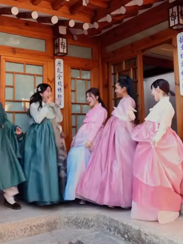 Potret Gemas Influencer Sunny Dahye Kenakan Hanbok saat Gender Reveal Anak Pertama. [@sunnydahye]
