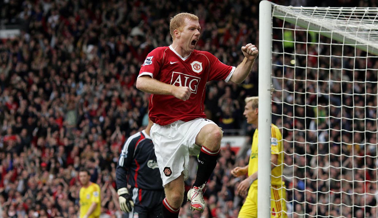 Selebrasi gelandang Manchester United, Paul Scholes setelah mencetak gol ke gawang Liverpool pada laga Liga Inggris 2006/2007 di Old Trafford Stadium, Manchester (22/10/2006). Paul Scholes total mencetak 107 gol dari 499 laga bagi MU di Premier League sejak edisi 1993/1994 hingga 2012/2013 saat Sir Alex Ferguson memutuskan pensiun. Ia pun akhirnya memutuskan pensiun di akhir musim 2012/2013. (AFP/Andrew Yates)
