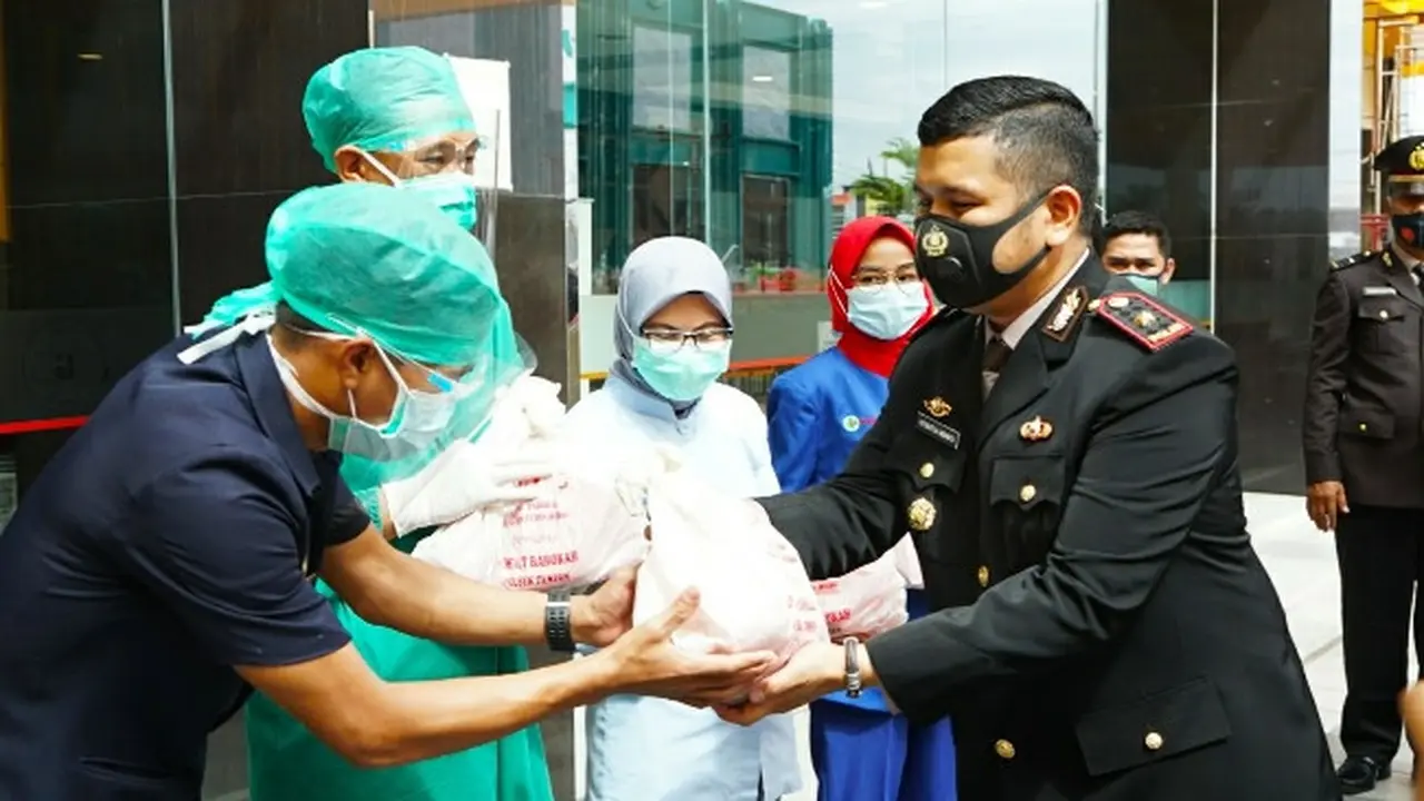 Kapolsek Tampan Komisaris Hotmartua Ambarita SIK memberikan bantuan sembako kepada tenaga medis pada Hari Pahlawan Nasional.