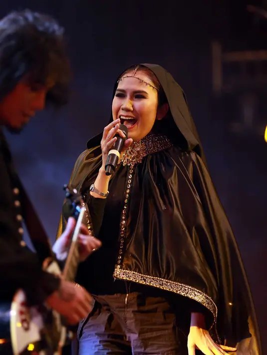 Penampilan Nicky yang diiringi Ovy /rif semakin membuat penonton di area panggung Kampung GaSS 2 terkesima. (Deki Prayoga/Bintang.com)