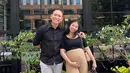 Istri Oki Rengga, Anggi Rantika telah melahirkan anak pertama yang diberi Arthur Laqika Farabi pada April 2022 lalu. Momen kehamilan Anggi pun pasangan ini tetap mesra. (Instagram @okirengga33) - 4