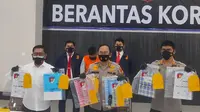 Tim Siber Pungli Polda Riau dalam konferensi pers penangkapan Sekcam Binawidya Kota Pekanbaru. (Liputan6.com/M Syukur)