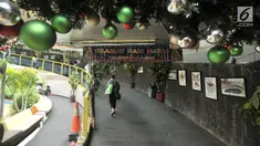 Pejalan kaki melintasi ornamen Natal yang menghiasi tempat penyeberangan orang (TPO) Kota Tua, Jakarta, Kamis (20/12). TPO yang menghubungkan Stasiun Kota Tua dan Halte Transjakarta tersebut berhias ornamen Natal dan Tahun Baru. (Merdeka.com/IqbalNugroho)