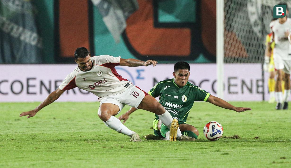 Pemain Garuda FC, Everton De Mendonca (kiri) berebut bola dengan pemain PSS Sleman, Iman Fathurohman dalam laga final Pegadaian Liga 2 2025/2026 di Stadion Maguwoharjo, Sleman, Yogyakarta, Sabtu (09/05/2026). (Bola.com/Abdul Aziz)