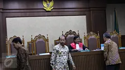 Tim penasihat hukum tersangka dugaan pembunuhan Wayan Mirna Salihin, Jessica Kumala Wongso, menghadiri sidang praperadilan kliennya di PN Jakarta Pusat, Selasa (23/2). Dalam sidang ini, Jessica diwakili tim pengacaranya. (Liputan6.com/Imamnuel Antonius)