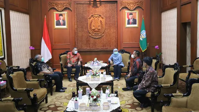 Pelaksana Tugas (Plt) Wali Kota Surabaya Whisnu Sakti Buana menemui Gubernur Jawa Timur Khofifah Indar Parawansa di Gedung Negara Grahadi Surabaya. (Foto: Dok Istimewa)