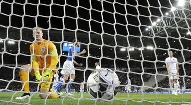 Duel panas terjadi di laga persahabatan antara Italia dengan Inggris di Juventus Stadium,Italia, Rabu (1/4/2015). Italia bermain imbang 1-1 atas Inggris. (REUTERS/Giorgio Perottino)