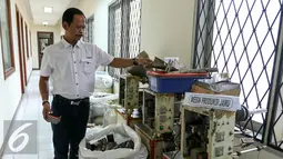 Petugas menunjukan barang bukti jamu dan mesin produksi jamu yang mengandung Bahan Kimia Obat (BKO) di Direktorat Tindak Pidana Narkoba Bareskrim Polri, Jakarta, Senin (7/3/2016). (Liputan6.com/Yoppy Renato)