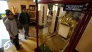Pengunjung melihat kursi singgasana di Istana Siak Sri Indrapura, Riau, Kamis (21/7). Istana Siak Sri Indrapura adalah istana peninggalan Kesultanan Siak yang merupakan kerajaan Islam terbesar di Riau saat abad 16-20. (Liputan6.com/Faizal Fanani)