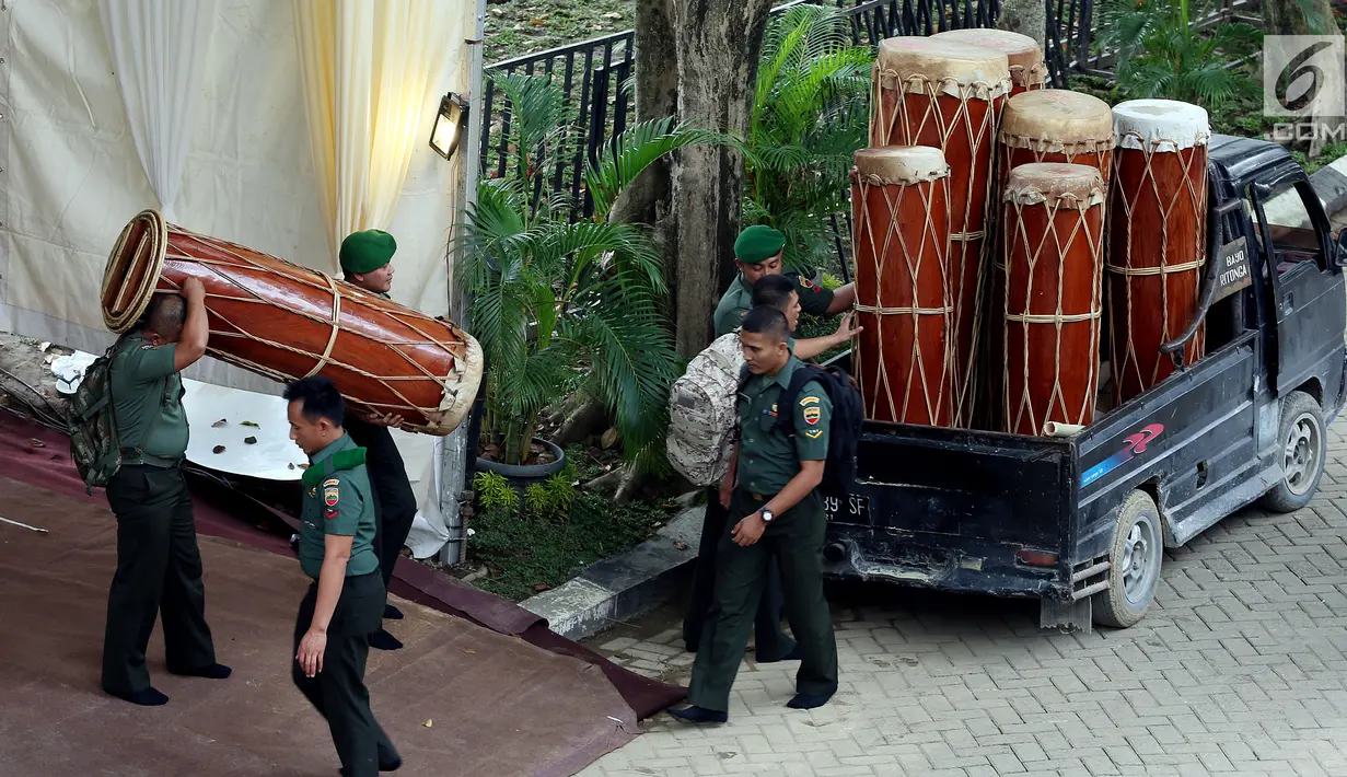Personel TNI mengangkut masuk alat musik gondang ke dalam lokasi ngunduh mantu Kahiyang Ayu dan Bobby Nasution di Komplek Bukit Hijau Regency, Medan, Kamis (23/11). Pesta Adat Bobby-Kahiyang  digelar 24-25 November 2017. (Liputan6.com/Johan Tallo)