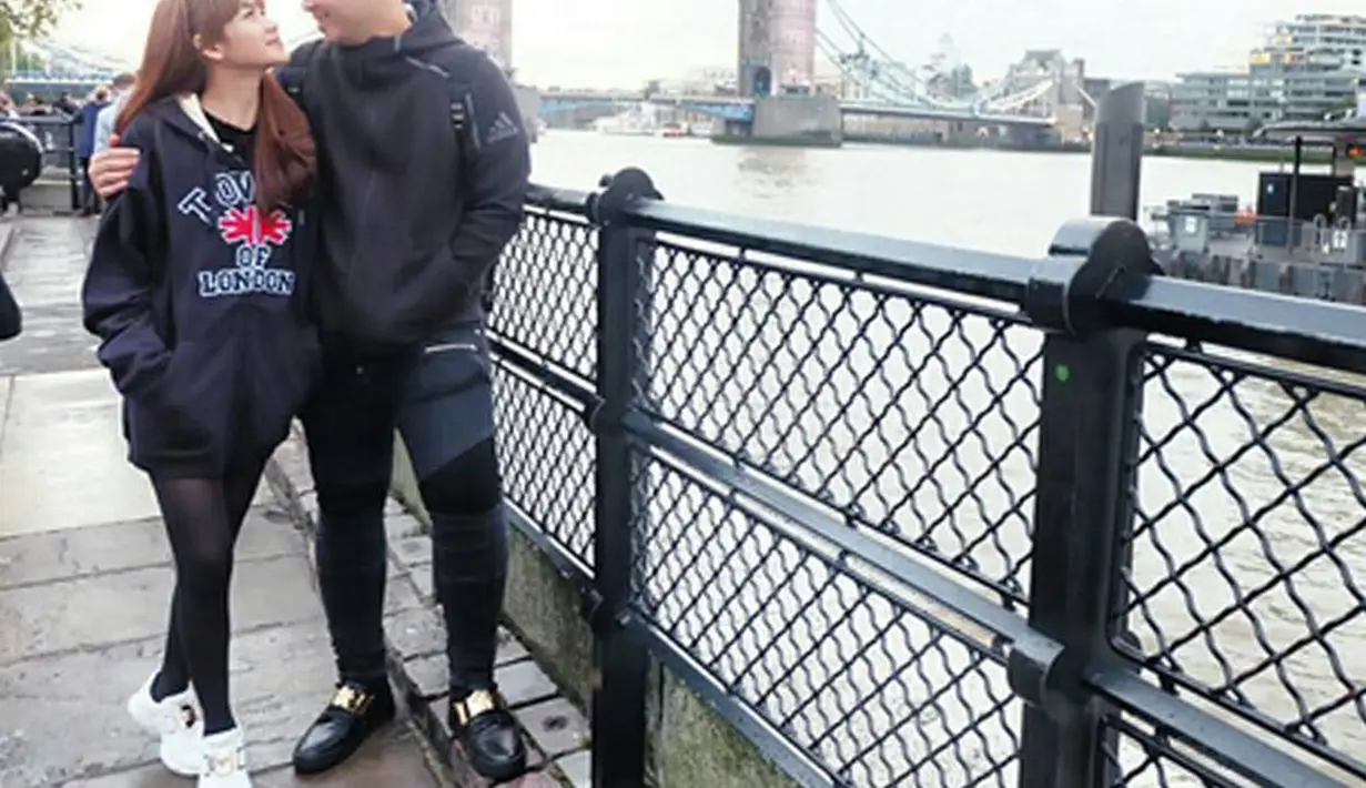 Ditemui di kawasan SCBD, Jakarta Pusat, Rabu (12/4/2017), Gilang menceritakan alasannya sering mengunggah foto-foto romantis bersama Adies di akun Instagram. Menurutnya, ini merupakan ungkapan kebahagiaan ia bersama istri. (Instagram/gilangdirga)