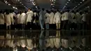 Sejumlah dokter berkumpul saat menggelar aksi protes di dalam sebuah rumah sakit di Hong Kong, Rabu (21/10). Ratusan dokter umum tersebut menuntut kenaikan gaji sejalan dengan kenaikan upah pegawai negeri di kota itu. (REUTERS/Bobby Yip)