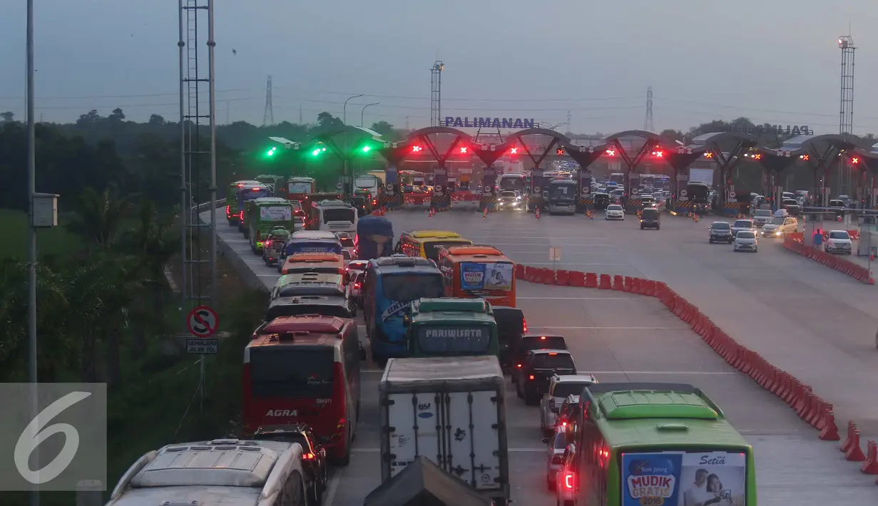 Antrean panjang saat memasuki Gerbang Tol Palimanan, Jawa Barat, Jumat (1/7). Antrean disebabkan karena hanya dibuka 5 pintu gerbang tol yang menuju Jakarta. (Liputan6.com/Angga Yuniar)