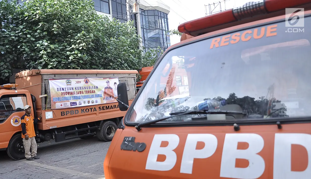 BPBD Jawa Tengah bersiap mengirimkan personel dan bantuan logistik menuju Banten yang  terdampak tsunami Selat Sunda di Semarang, Jumat (28/12). Bantuan senilai Rp490 juta akan disalurkan para korban di daerah Pandeglang dan Lampung. (Liputan6.com/Gholib)