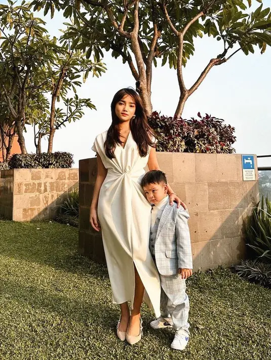 Fuji An baru saja mendampingi Gala menghadiri pesta ulang tahun Adzam anak dari Nathalie Holscher. Keduanya tampil formal dengan busana yang dikenakan. [@fuji_an]