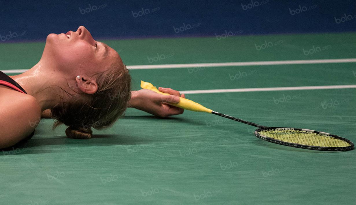 Pebulutangkis ganda putri Belanda, Selena Piek, terjatuh saat laga perempat final BCA Indonesia Open di Istora Senayan, Jakarta, Jumat (3/6/2016). (Bola.com/Vitalis Yogi Trisna)