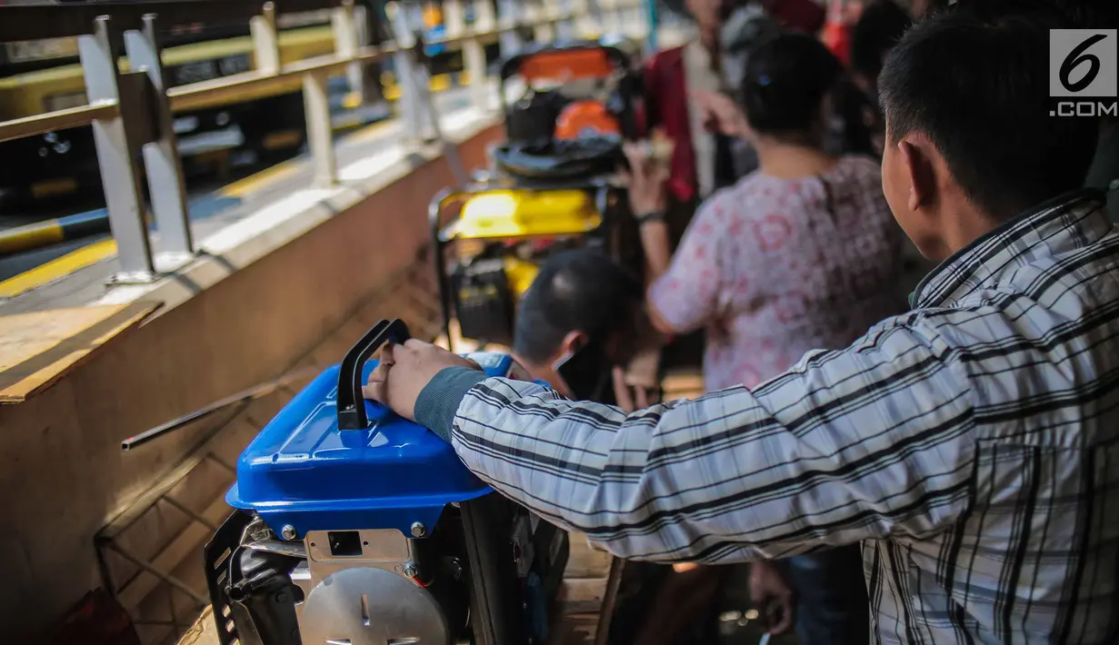 Pembeli memilih genset yang dijual di sebuah pusat peralatan teknik, kawasan Glodok, Jakarta, Senin (5/8/2019). Imbas padamnya listrik, toko genset di kawasan Glodok ramai diserbu warga yang membutuhkan penerangan di rumah mereka. (Liputan6.com/Faizal Fanani)