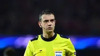 Wasit asal Hungaria, Viktor Kassai, saat memimpin laga PSG melawan Arsenal di Parc des Princes, Paris, 13 September 2016. (AFP/Franck Fife)