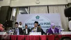 Dirjen Bimbingan Masyarakat Islam Kementerian Agama Machasin (tengah) memberikan keterangan pers hasil sidang Itsbat di Jakarta, Minggu (13/9). Kemenag menetapkan Hari Raya Idul Adha 1436 H jatuh pada 24 September 2015. (Liputan6.com/Faizal Fanani)