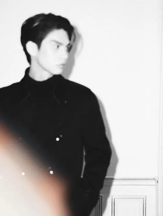 Sementara rambutnya ditata belah samping yang membuat pesonanya semakin terpancar. @gmmtv.