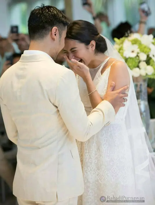 Pada Minggu, 4 Maret Chico menceritakan kebagahiaan pada malam pertama setelah selesai menjalani pemberkatan atau setelah menikah. Dalam foto yang diambil dari belakang memeluk mesra sang istri. (Instagram/#mrandmrsjerikho)