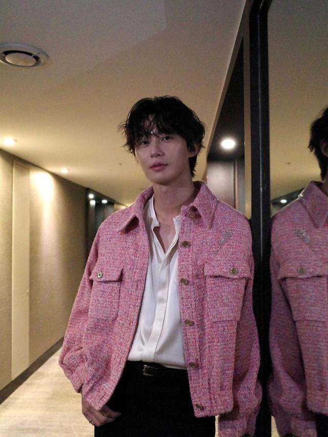 Pesona Romantis Maskulin Park Seo Joon Kenakan Blazer Chanel Beda Warna Saat Hadiri Acara di Busan dan Indonesia