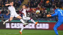 Pemain Torino, Andrea Belotti (kiri) dan rekannya, Alejandro Berenquer (tengah) berusaha mencetak gol ke gawang AS Roma pada laga  Serie A di Olympic Stadium, Roma, (9/3/2018). Roma menang 3-0. (Alessandro Di Meo/ANSA via AP)