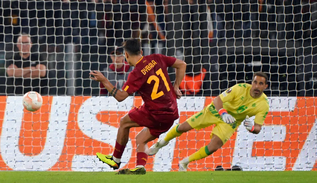 Pemain AS Roma Paulo Dybala mencetak gol ke gawang Real Betis pada pertandingan sepak bola Liga Europa di Roma, Italia, 6 Oktober 2022. AS Roma kalah 1-2 dari Real Betis. (Alfredo Falcone/LaPresse via AP)
