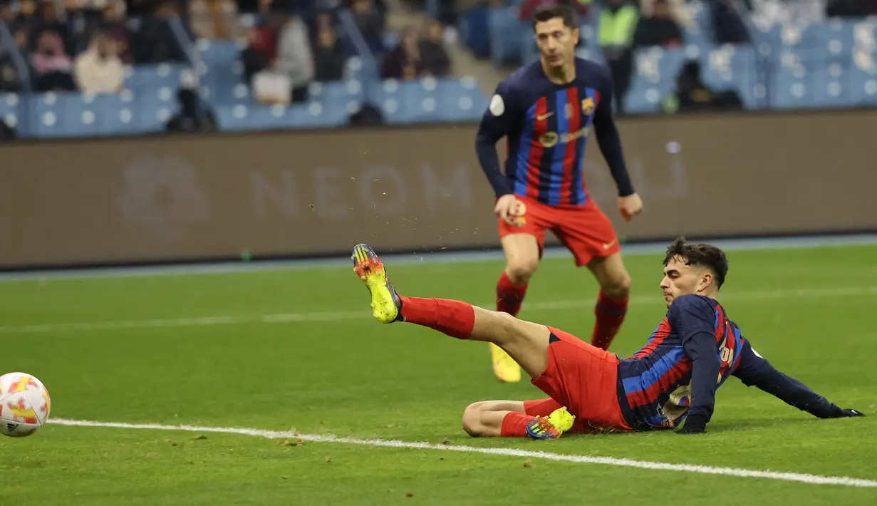 Barcelona langsung tampil menekan di awal laga. Beberapa peluang didapat, di antaranya melalui gol Pedri pada menit ke-23 yang akhirnya dianulir VAR karena Pedri telah tertangkap offside saat menerima umpan dari Raphinha. (AFP/Giuseppe Cacace)