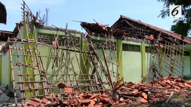 Atap dua kelas di SDN Pekantingan Cirebon ambruk setelah diterjang angin kencang. 