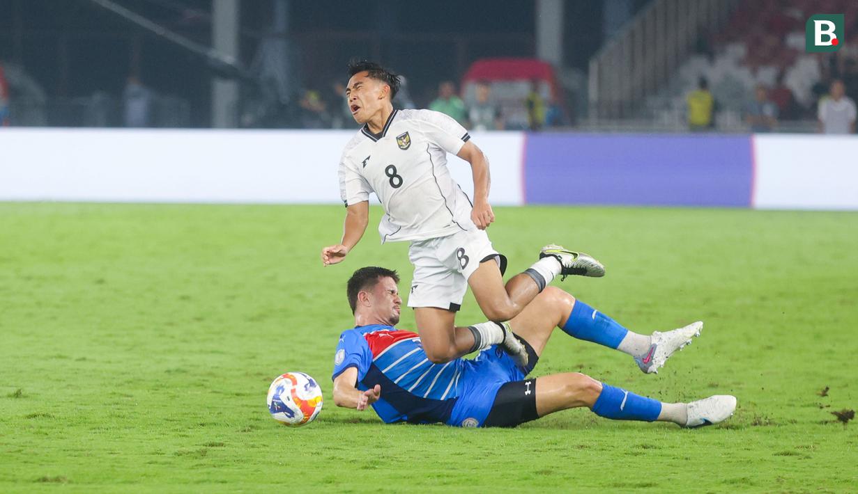 Pemain Timnas Indonesia U-23, Rayhan Hannan, terjatuh saat berusaha melewati pemain Filipina pada laga Grup A Piala AFF U-23 2025 di SUGBK, Senayan, Jakarta, Jumat (18/07/2025) malam WIB. (Bola.com/M Iqbal Ichsan)