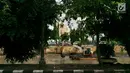 Pekerja mengeruk lumpur dan sampah yang mengendap menggunakan alat berat untuk di anak Sungai Ciliwung, Jakarta, Jumat (26/1). Selain itu, pengerukan juga dilakukan mengantisipasi banjir seiring datangnya musim hujan. (Liputan6.com/Immanuel Antonius)