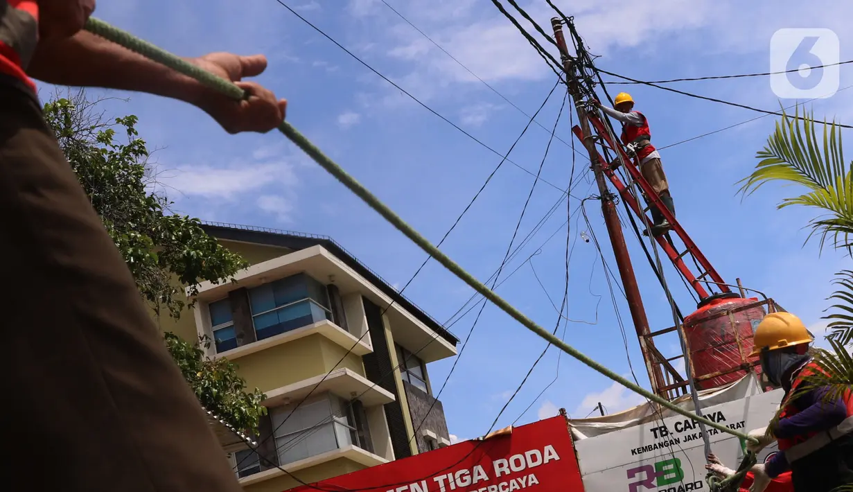 Aktivitas perawatan dan perbaikan kabel listrik di Jakarta, Sabtu (26/12/2020). PT PLN (Persero) menjamin ketersediaan pasokan listrik sepanjang Natal dan Tahun Baru 2020-2021. (Liputan6.com/Angga Yuniar)