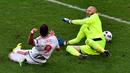Striker Hungaria, Adam Szalai (kiri), saat mencetak gol ke gawang Austria dalam laga Grup F Piala Eropa 2016 group F di Stadion Matmut Atlantique, Bordeaux, (14/6/2016). (AFP/Georges Gobet)
