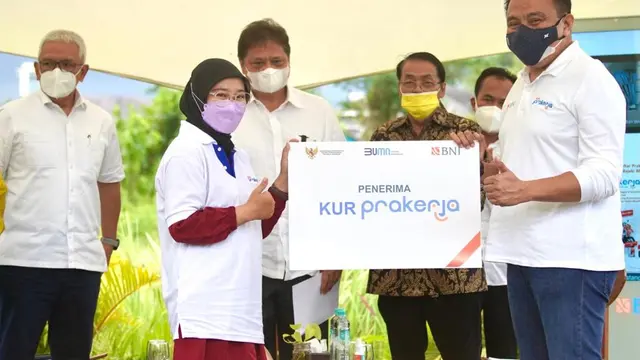 Menko Perekonomian Airlangga Hartarto saat berbincang langsung dengan para alumni Program Kartu Prakerja di kawasan kuliner Karangmloko, Yogyakarta.