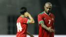 Striker Indonesia, Boas Salossa, tampak kecewa usai takluk dari Suriah U-23 pada laga persahabatan di Stadion Wibawa Mukti, Cikarang, Sabtu (18/11/2017). Indonesia kalah 0-1 dari Suriah U-23. (Bola.com/ M Iqbal Ichsan)