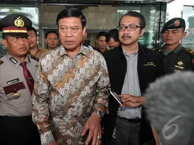 Menko Polhukam Tedjo Edhy Purdijatno berjalan keluar Gedung KPK, Jakarta, Selasa (16/12/2014). (Liputan6.com/Miftahul Hayat)