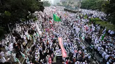 Ratusan ribu massa aksi damai memenuhi ruas Jalan Merdeka Barat menuju Istana Negara, Jakarta, Jumat (4/11). Massa melakukan aksi di depan Istana Negara menuntut penegakan hukum kasus dugaan penistaan agama. (Liputan6.com/Helmi Fithriansyah)