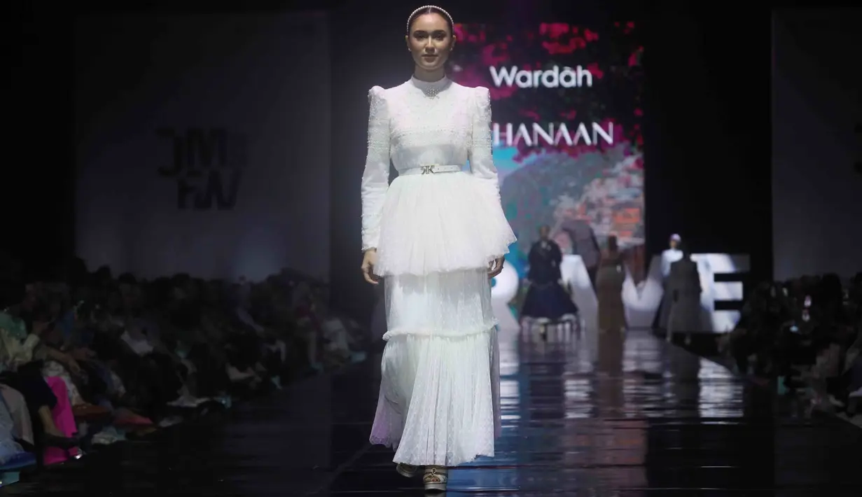 Yasmin Napper mengenakan busana all white untuk presentasi Khanaan di JMFW 2024. [dok. Wardah]