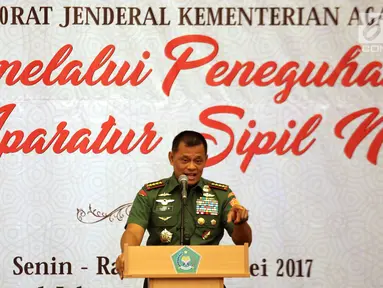 Panglima TNI Jenderal Gatot Nurmantyo memberikan ceramah pada Workshop bertajuk Pengawasan Melalui Peneguhan Pancasila Bagi Aparatur Sipil Negara yang digagas Inspektorat Jenderal Kemenag di Jakarta, Rabu (31/05). (Liputan6.com/Fery Pradolo)