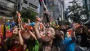 Para peserta bersuka ria selama Festival pistol air Sinchon di area Sinchon, Seoul, Minggu (7/7/2019). Festival musim panas yang membawa permainan air ke tengah kota ini cukup digandrungi baik warga lokal maupun wisatawan asing. (Photo by Ed JONES / AFP)