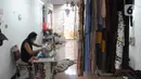 Pekerja menyelesaikan proses produksi di home industri busana muslim Albarizk UMMA di kawasan Beji, Depok, Selasa (12/4/2022). Mendekati lebaran, penjualan jilbab dan busana musim secara online meningkat 100 persen dibandingkan tahun lalu saat masa pandemi. (merdeka.com/Arie Basuki)