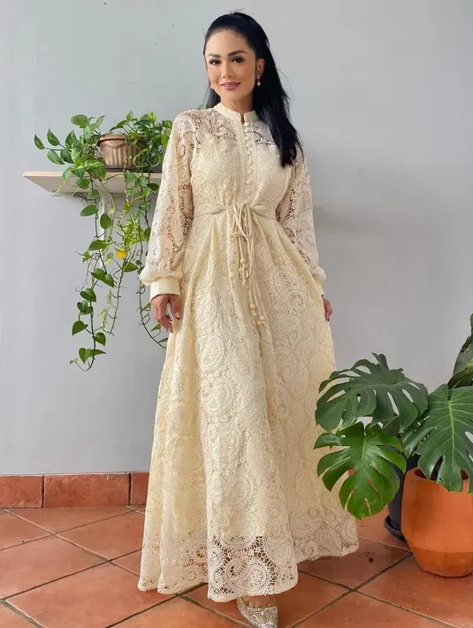 <p>Dress berwarna putih tulang dengan detail ikat pinggang akan membuatmu terlihat anggun.&nbsp;(instagram/krisdayantilemos)</p>