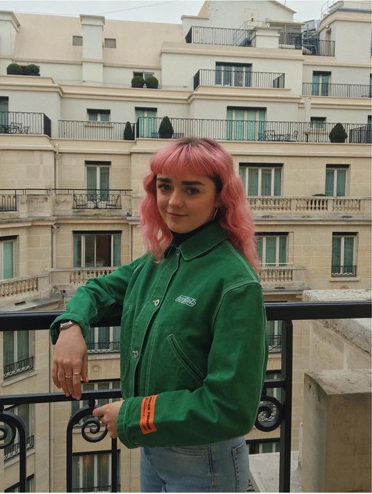 Ini gaya modis Maisie Williams saat menghadiri acara Fashion Week. Ia tampil beda dengan rambutnya yang berponi warna pink. dengan balutan jaket hijau dan celana jeans, Maisie tampil dengan gaya tomboy namun tetap modis dan simpel. (Liputan6.com/Instagram/@maisie_williams)
