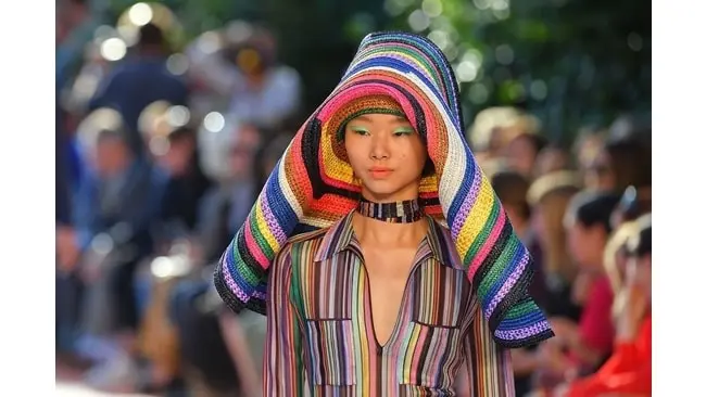 Aksesori sudah menjadi benda wajib yang dimiliki untuk menambah gaya Anda. Agar selalu stylish, simak tren dari Milan Fashion Week berikut. (Foto: Elle.com)