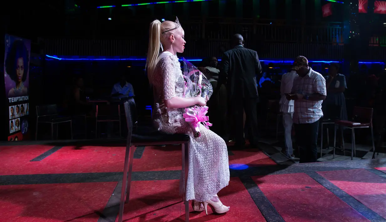 Seorang konstetan bernama Sithembiso Mutukura meraih gelar Miss Albino pertama Zimbabwe (17/3). Di benua Afrika mereka disingkirkan atau bahkan dikejar karena menurut tahayul bagian tubuh mereka membawa keberuntungan. (AFP Photo/Jekesai Njikizana)
