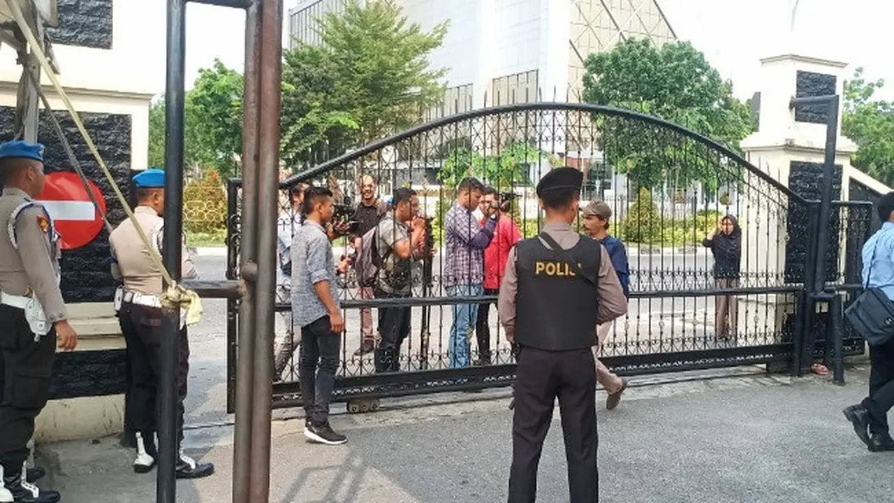 Polisi bersenjata lengkap memperketat pengamanan di Polda Riau usai ledakan bom di Polrestabes Medan.