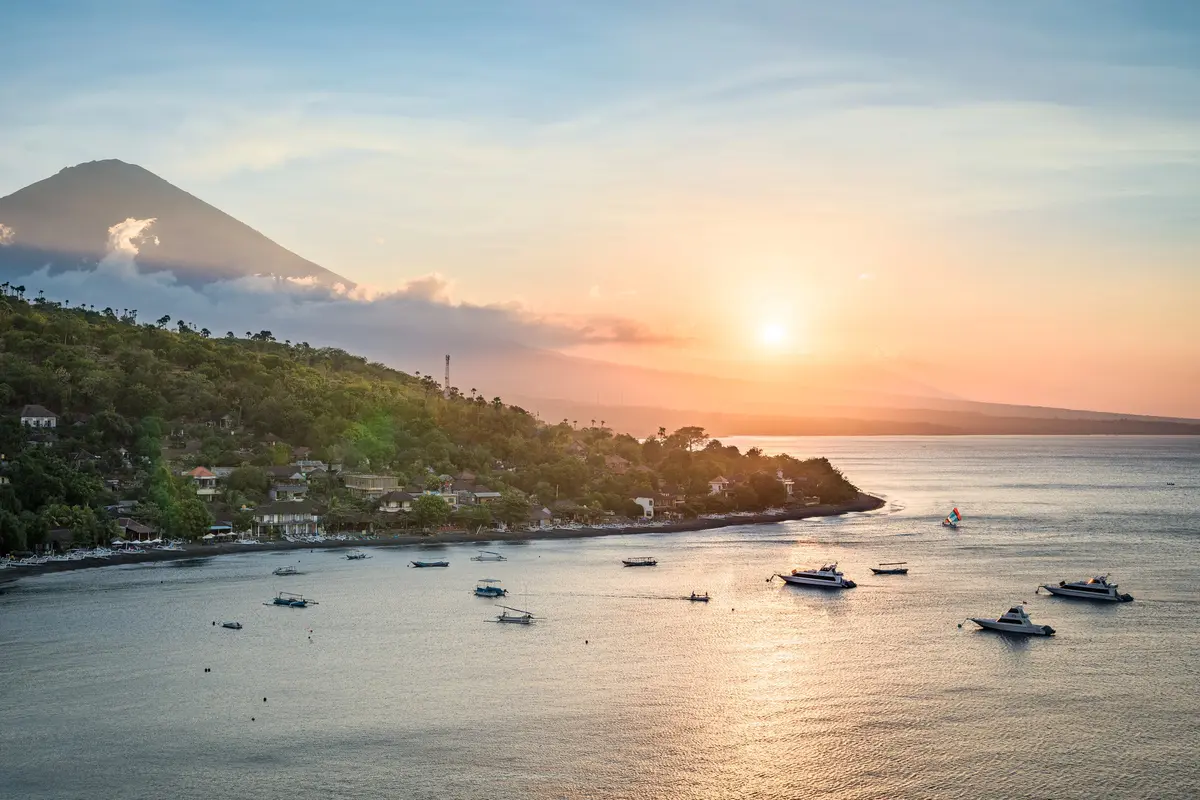 5 Daya Tarik Sunset Point Amed Bali